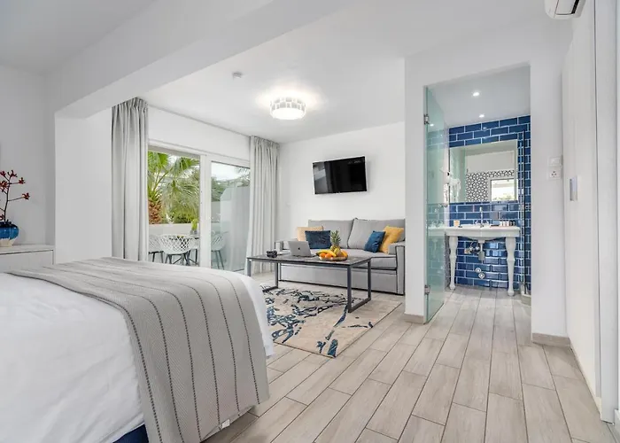 Maison 66, Riviera Hotels
